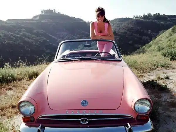 Agente 99 y un Sunbeam Tiger rosa