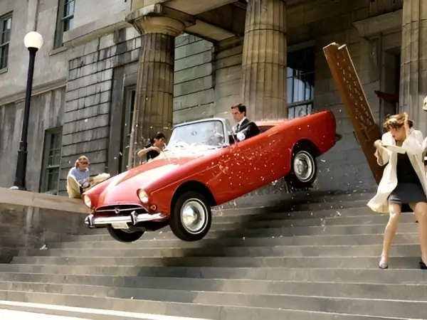 Carro del super agente 86 cayendo por las escaleras